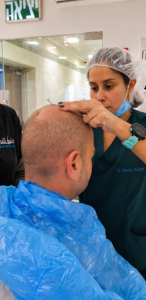 בדיקת קרקפת לפני השתלת שיער על ידי רופא מומחה