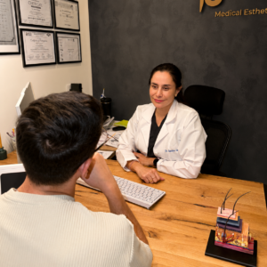 ד"ר קרולינה בפגישת ייעוץ עם מטופל בקליניקת DNG Medical Esthetics לפני טיפול השתלת שיער