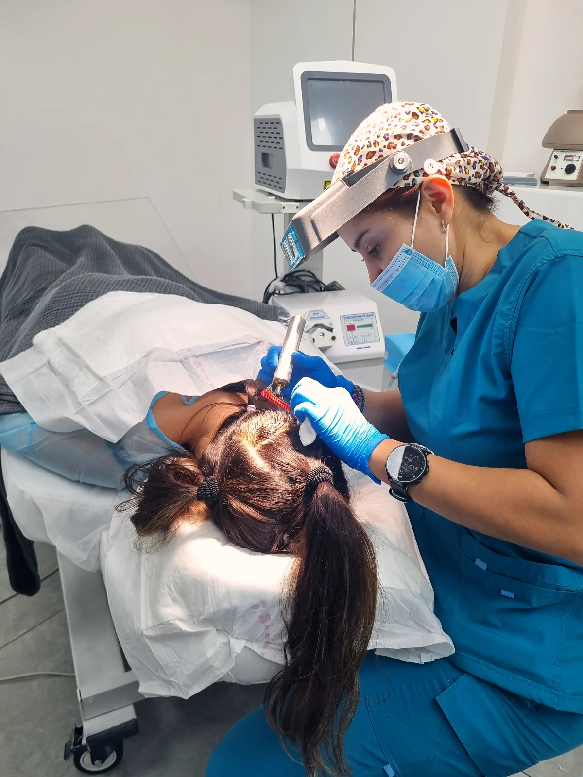 השתלת שיער לנשים בקליניקת DNG Medical – הרופאה מבצעת השתלה בשיטת FUE